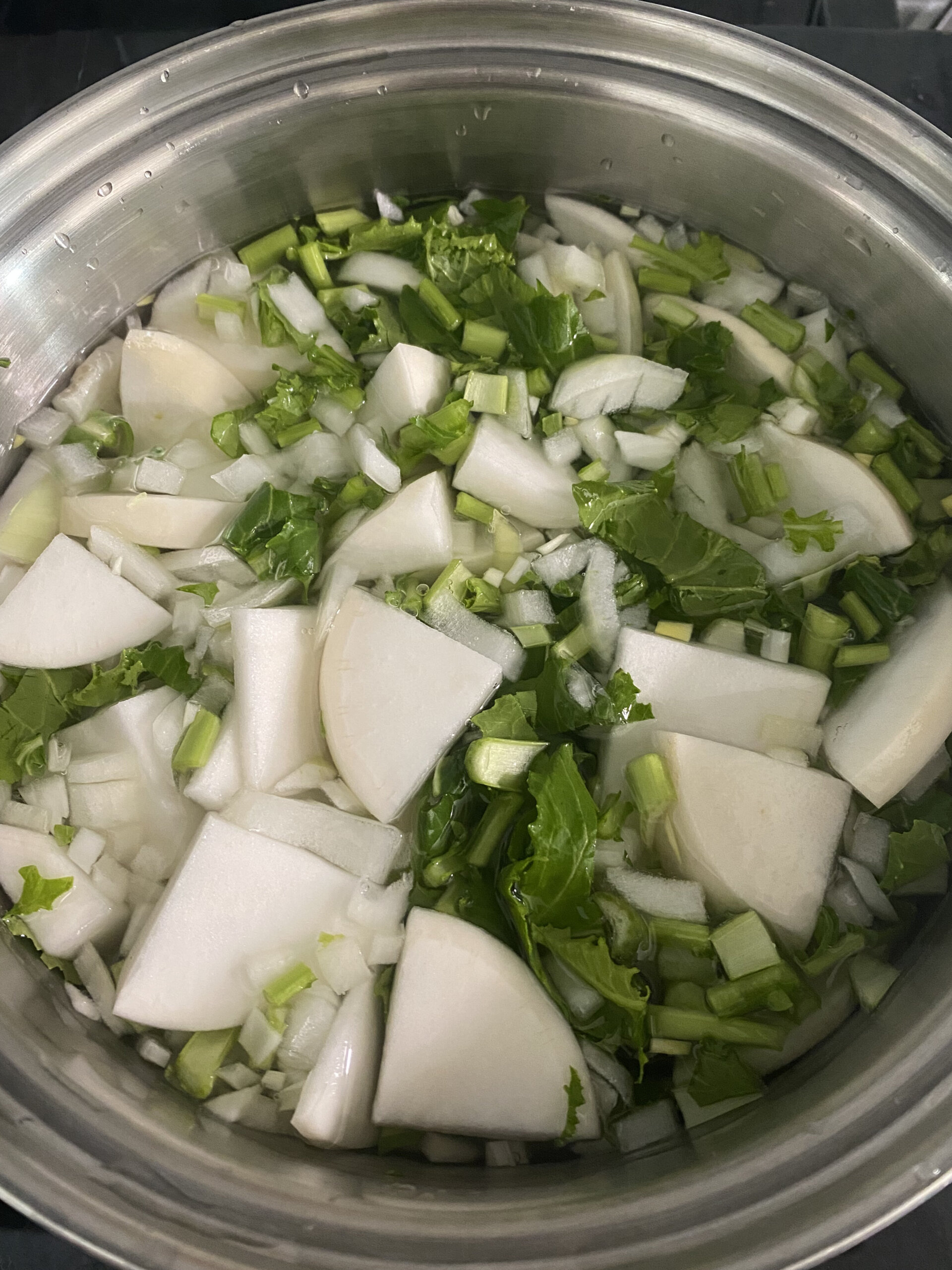 鍋に野菜が入ってる様子